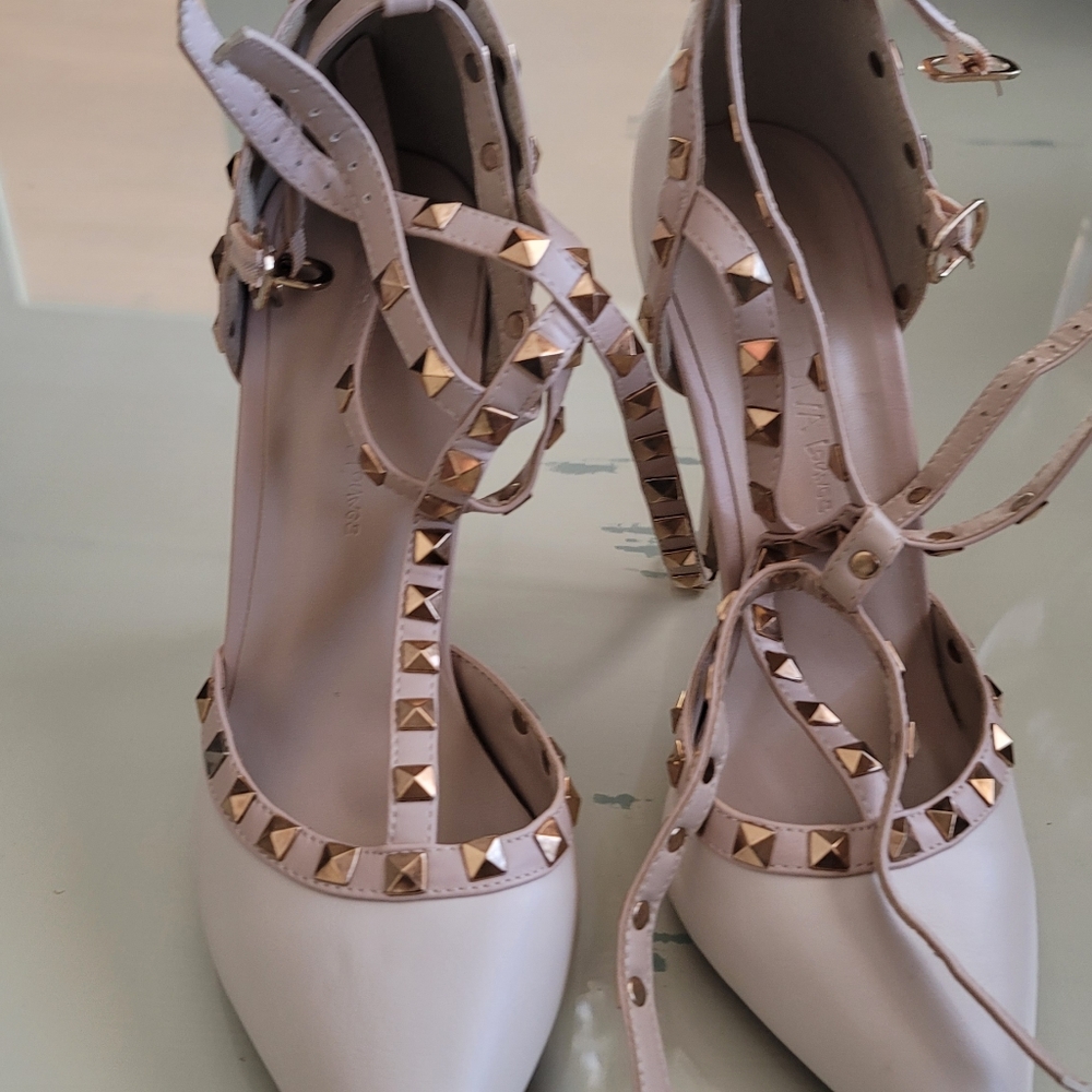 Heels - Picture 3 of 7